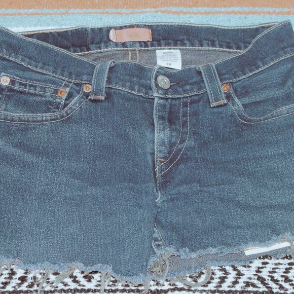 LEVIS VINTAGE CUT OFF SHORTS 8M - Picture 2 of 2